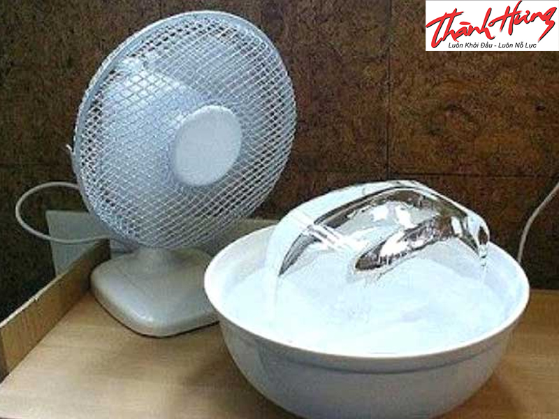 Cách làm mát phòng bằng đá lạnh và quạt Cách làm mát phòng bằng đá lạnh và quạt
