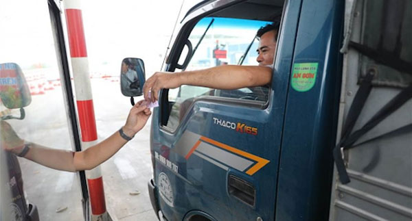 Hình thức thu phí thủ công một dừng cần giao dịch trực tiếp giữa chủ phương tiện và nhân viên soát vé