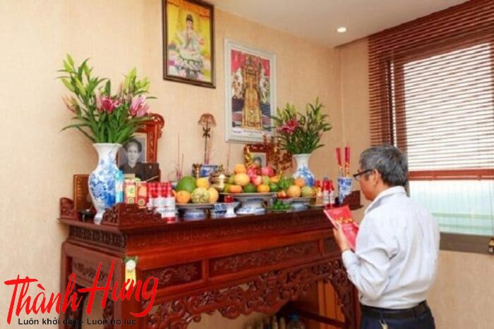 Gia chủ đặt chung bàn thờ thần linh và gia tiên với nhau ở trên một bàn thờ