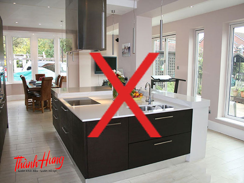 Không nên đặt bếp ở giữa nhà vì làm ảnh hưởng tới phong thủy của cả căn nhà