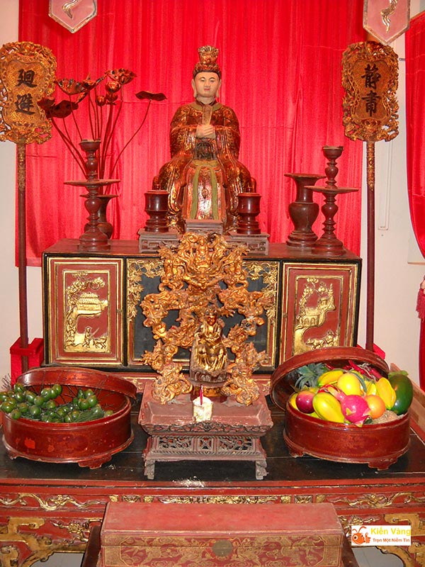 Mơ gặp bàn thờ Mẫu báo hiệu bạn đang được yêu thương và che chở bởi bậc bề trên