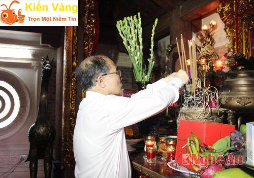 Mơ thấy bàn thờ, bát hương và bạn đang dâng hương là điềm tốt