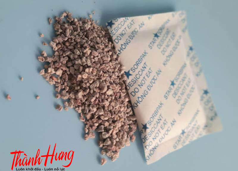 Một số vật liệu hút ẩm bạn có thể dùng như than củi, vôi, gói hút ẩm,...