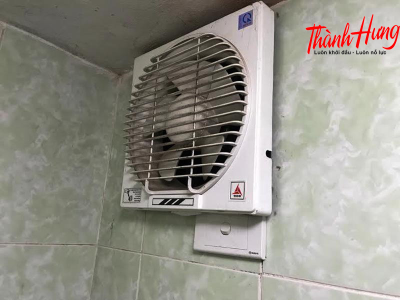 Quạt hút gió làm thông thoáng không gian trong phòng kín, giảm độ ẩm