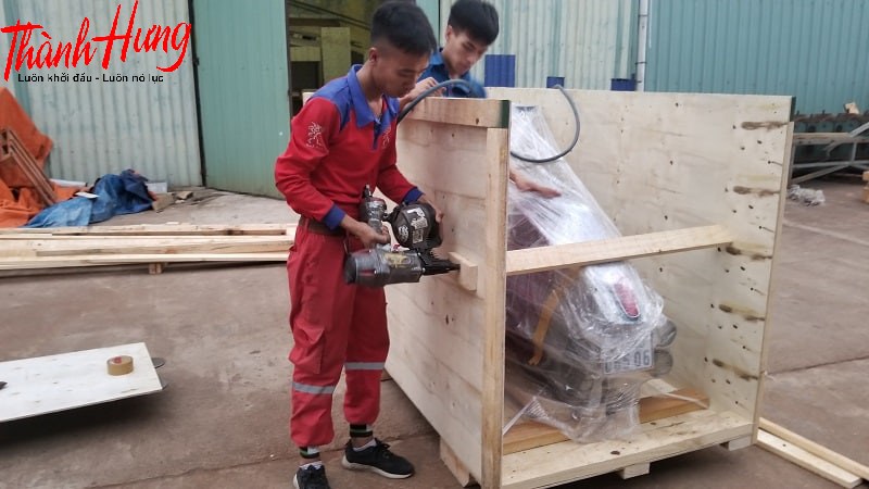 Cách bọc xe máy bằng hộp gỗ để vận chuyển