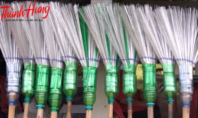 Dùng chai nhựa để làm chổi quét nhà.