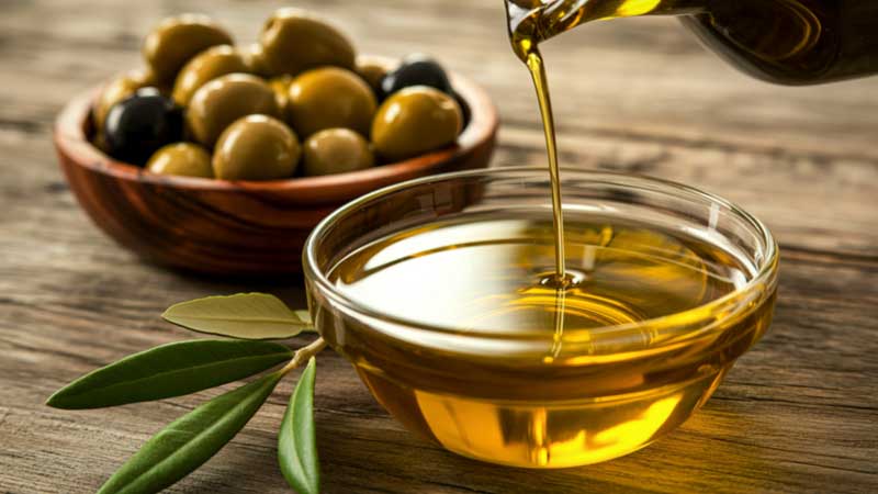 Dùng dầu ô liu hoặc thức ăn có độ trơn