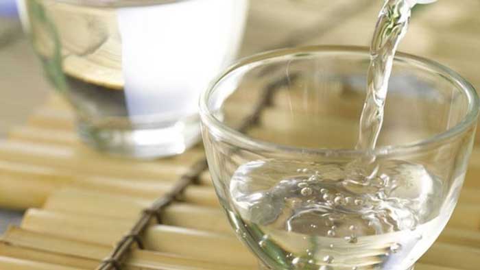 Dùng giấm trắng để giảm mùi hắc
