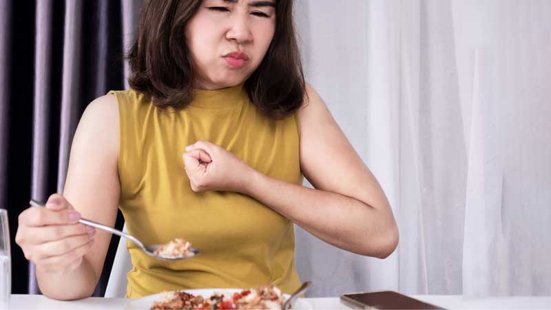 Không cố nuốt cơm nắm thật to