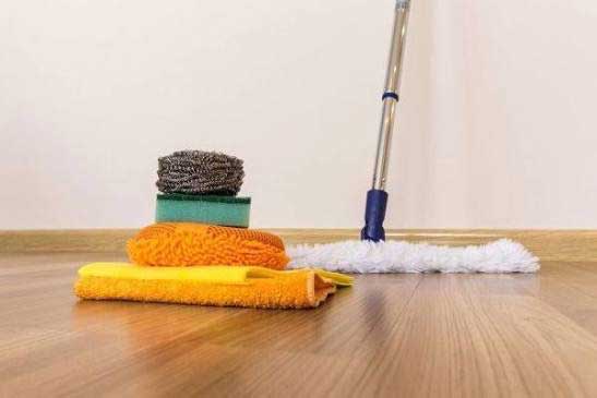 Lau sàn bằng khăn khô, hạn chế lau ướt liên tục