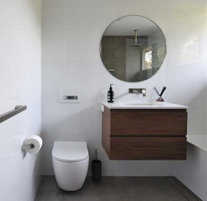 Sử dụng kệ treo tường thay vì kệ đặt sàn
