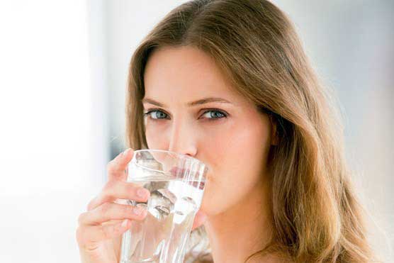 Uống từng ngụm nước nhỏ